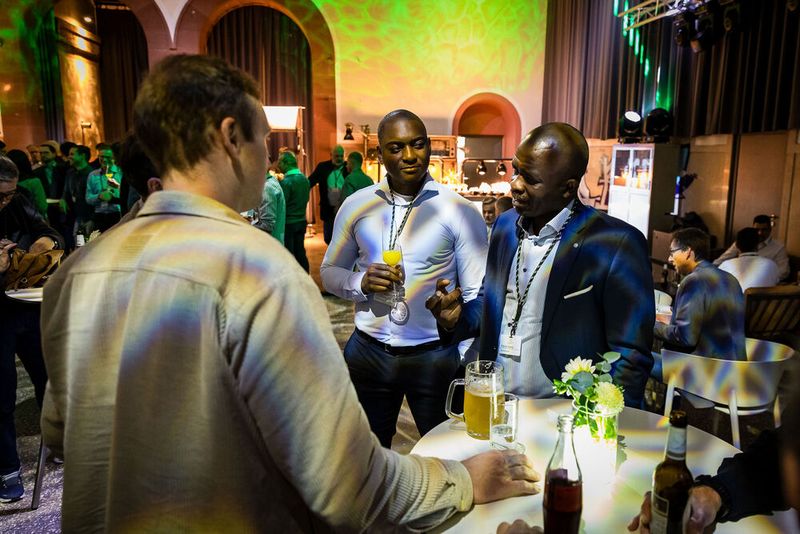 Bei der Abendveranstaltung am Vorabend der Veranstaltung im Maschinenhaus des Bürgerbräus Würzburg kamen bereits zahlreiche Teilnehmer bei gutem Essen und Trinken zusammen. Bereits hier gab es regen Austausch.  (Bild: Stefan Bausewein)