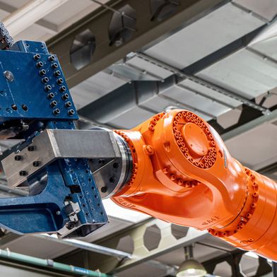 Die robotergeführte Rührreibschweißzange „Steppwelder“ im Einsatz an einem herkömmlichen 6-Achs-Industrieroboter. (Bild: Dominik Walz, MPA, Universität Stuttgart)