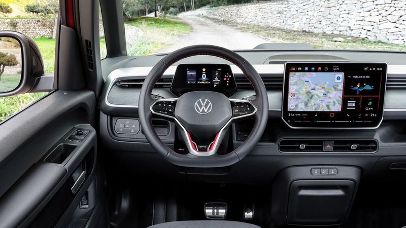 Arbeitsplatz: Das Infotainment-System des GTX-Buzz mit kleinem Zentral-Display und 12,9-Zoll-Touchscreen. (Bild: Uli Sonntag/VW)