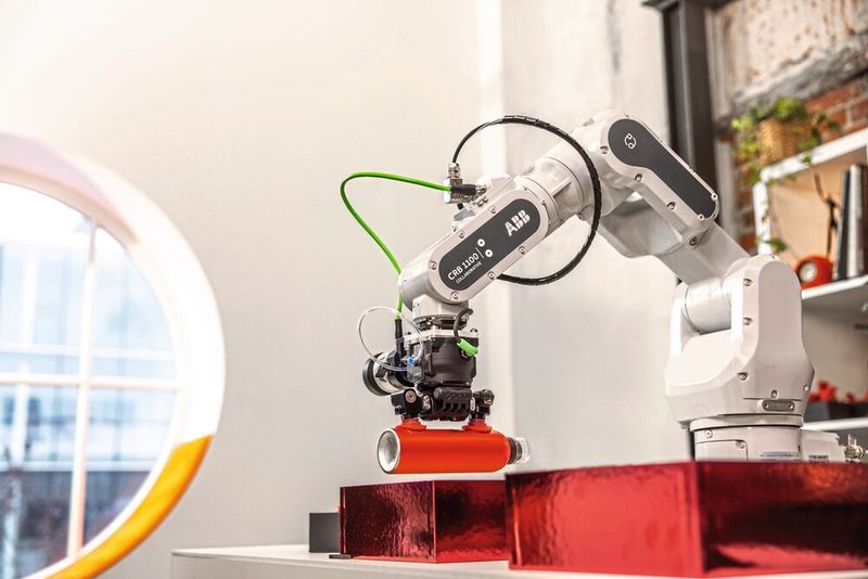 Swifti von ABB ist ein schneller und präziser kollaborativer Industrieroboter mit einer Geschwindigkeit von 5 m/s und einer Traglast von 4 kg. (ABB/graemefordham.com)