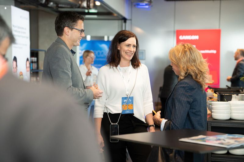 Tobias Teske und Svenja Mohn von den Vogel IT-Medien im Gespräch mit der KI-Expertin Cornelia Schaurecker. (Bild: Vogel IT-Akademie)