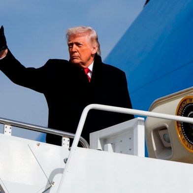 Nach anfänglichen Flugzeugproblemen ist Donald Trump nun in Davos angekommen. Parallel wird für morgen ein Sondergipfel vorbereitet, bei dem die Grönland-Frage diskutiert werden soll. Deutschland denkt dabei an Deeskalation, Frankreich ist für die härtere Gangart seitens der EU. (Bild: dpa)