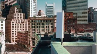 AIR 3246 - Bestandteil des Radio System 5G Portfolio von Ericsson - im Einsatz in einem dicht bebauten urbanen Umfeld. (Bild: Ericsson)