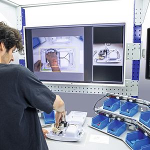 Das Assistenzsystem „Der schlaue Klaus“ ermöglicht das effiziente Arbeiten durch digitale Arbeitsanweisungen an den Werker.(Bild:  Krieg Industriegeräte GmbH & Co. KG)