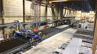 Bereit für Grosses: Auf 
einer aus zwei Plasmaschneidmaschinen mit integrierten Markiersystemen kombinierten, 58 m langen Anlage bearbeitet der Lohnfertiger SVT Nederland BV Blechtafeln.   (Bild: Messer Cutting Systems)