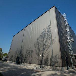 In einem Langzeitversuch testet die TU Darmstadt die neuen Gleichstromleitungen. In der neuen 500-kV-Gleichstrom-Hochspannungshalle ist die Technik zur Spannungs- und Stromerzeugung beherbergt.