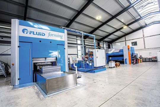 Der Form Balancer ist eine Hydroformmaschine mit der mit hohem Wirkdruck metallische Platinen in eine Werkzeugform geformt werden. (Bild:  Fluid Forming)