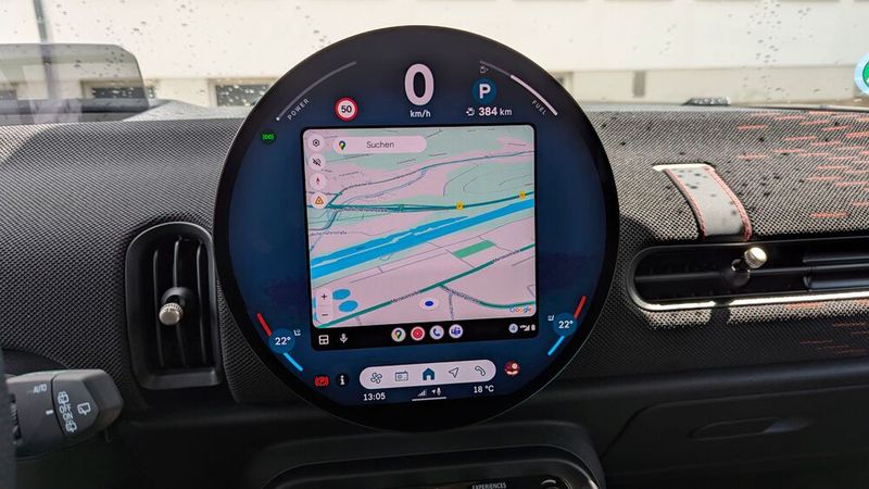 6. Display und Bedienung: Der runde Touchscreen mit 240 Millimetern Durchmesser basiert auf der hoch auflösenden und farbintensiven OLED-Technik. Das Android-Auto-Fenster wird eingeblendet, verdrängt aber nicht die anderen Bedienelemente – gut so. Die Menüführung mutet teilweise überkompliziert an. Beispiel: Tippt man auf das Lüfter-Symbol unten links, öffnet sich zwar das Bedienfeld der Klimaanlage. Um dann die Temperatur zu verstellen, muss man aber noch einmal auf das Feld der Temperaturkontrolle tippen – erst dann erscheinen die Plus-/Minus-Symbole. (Bild: Rosenow – VCG)