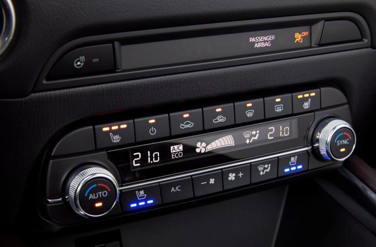 Designer würden sagen: „Altmodisch!“ Viele Autofahrer sagen: „Zum Glück!“ Im CX-5 gibt es noch für jede einzelne Funktion, wie hier im Bereich Klimatisierung, einen separaten Schalter/Taster. Die Bedienung gelingt darüber rasch und unkompliziert. (Mazda)