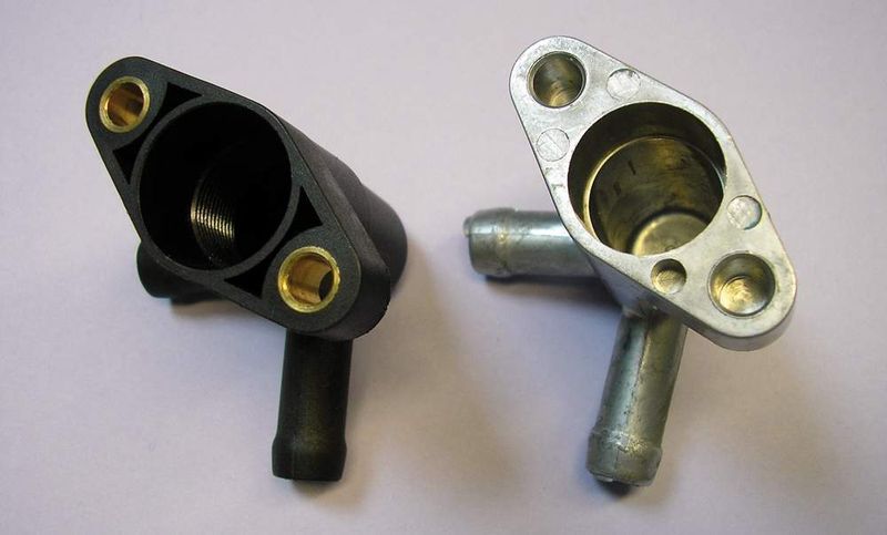 Bild 1: Wasseranschlussstutzen aus Polyamid 6.6 (a) und Aluminium-Druckguss (b). Im Gegensatz zum Druckguss- wird das Polyamidteil einbaufertig in einem Prozess hergestellt. (Archiv: Vogel Business Media)