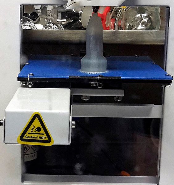 Mit Reaktionsküvetten aus dem Drucker zeigen die Forscher der TU Clausthal um Eike Hübner, wie Chemie und additive Fertigung zusammenkommen. (Eike Hübner, TU Clausthal)