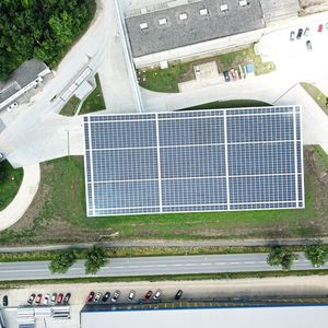 2213 panneaux solaires ont été installés sur les toits de la cimenterie d’Éclépens.(Source :  Romande Energie)