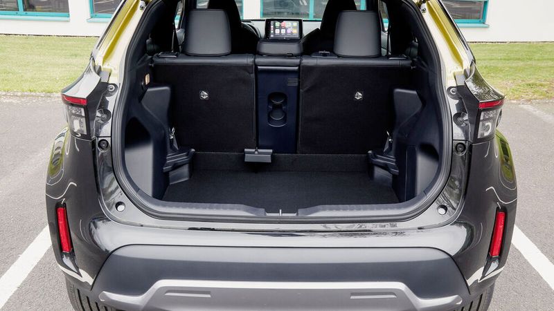 Fast 400 Liter gehen Gepäck lassen sich ins Heck einladen. (Bild: Toyota)