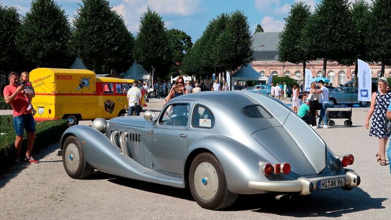 Als Fahrzeug eines Jurymitglieds lief der Isdera Autobahnkurier 116i außer Konkurrenz. Das 2006 auf die Räder gestellte Einzelstück gehört Eberhard Schulz, Gründer des Kleinserienherstellers Isdera. Unter der langen Motorhaube arbeiten zwei 5-Liter-V8 von Mercedes-Benz, Typ M 117. (Diehl)