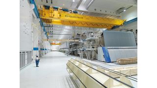 Zwei Prozesskrane von Demag Cranes & Components waren massgeblich am Aufbau der über 10 000 Tonnen schweren Papiermaschine beteiligt.  (Bild: Demag)