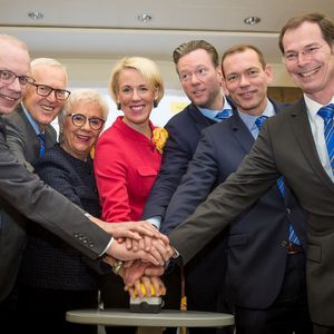 Der Vorstand der Harting Technologiegruppe gab den Startschuss für die Harting Digital Business Platform (HDBP): Dr. Michael Pütz, Dietmar Harting, Margrit Harting, Maresa Harting-Hertz, Philip Harting, Andreas Conrad und Dr. Frank Brode (von links nach rechts).  
