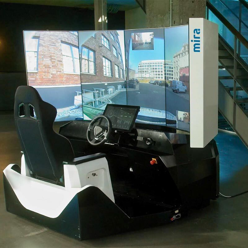 Die Control Station bietet die gewohnte Umgebung einer Fahrerkabine mit entsprechender Rundumsicht über eingeblendete „Rück- und Seitenspeigel“.