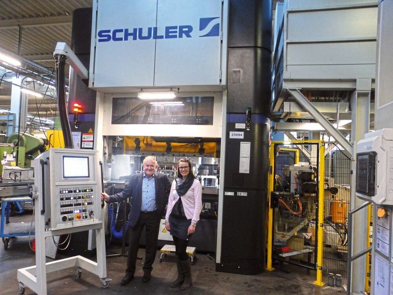 Dietmar Sixt, Geschäftsführer der Sixt GmbH, und Frauke Finus, leitende Redakteurin Blechnet, vor der Servopresse von Schuler. (VCG/Finus)