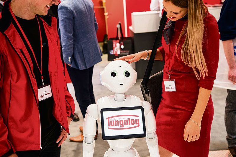 Der niedliche Roboter bei Tungaloy in Halle 4, Stand E38, plaudert ganz ungeniert mit den Besuchern über deren Alter. (Roman Pawlowski)