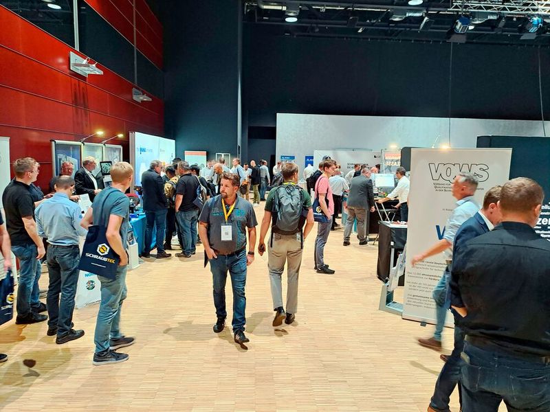 Bereits kurz nach der Eröffnung füllte sich die Halle der Schraubtec West in Bochum. (Bild: Alexander Stark)