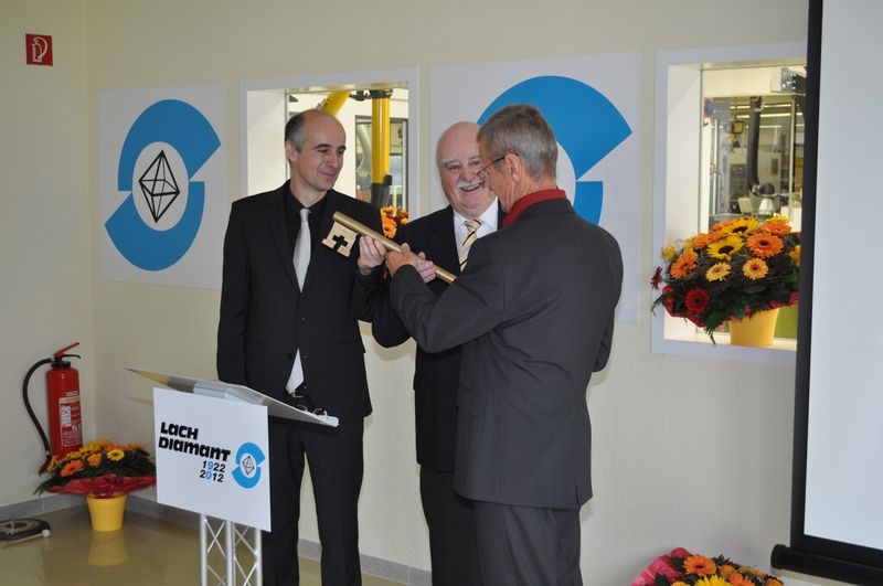 Feierliche Schlüsselübergabe durch Horst und Robert Lach. (Bild: Lach Diamant)