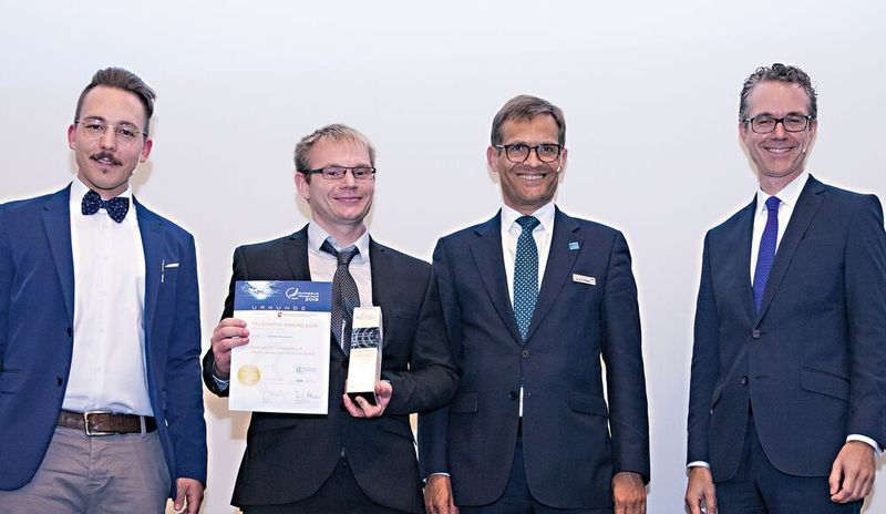 Der Telematik-Award 2018 wurde an ZfT verliehen (v.l.n.r.): Chefredakteur Telematik-Markt Peter Klischewsky, ZfT-Mitarbeiter Christian Lilge, VDA-Geschäftsführer Dr. Kurt-Christian Scheel, Staatsekretär Dr. Berend Lindner. (©Telematik-Markt.de)