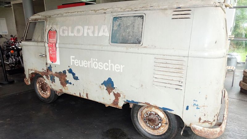 Das Volkswagenwerk lieferte den Typ 21 A in grundiertem Blechkleid mit schwarzen Kunstledersitzen einst an den Nürnberger VW-Händler Krauss aus. Von da aus ging es nach Uffenheim zwischen Nürnberg und Würzburg. (Bild: Dominsky – VCG)