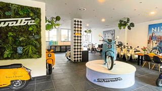 E-Schwalbe stellt seinen Vertriebspartnern Pakete für sein Store-Konzept an. Preislich starten sie bei 7.500 Euro. (Bild: Autohaus Gotthard König)