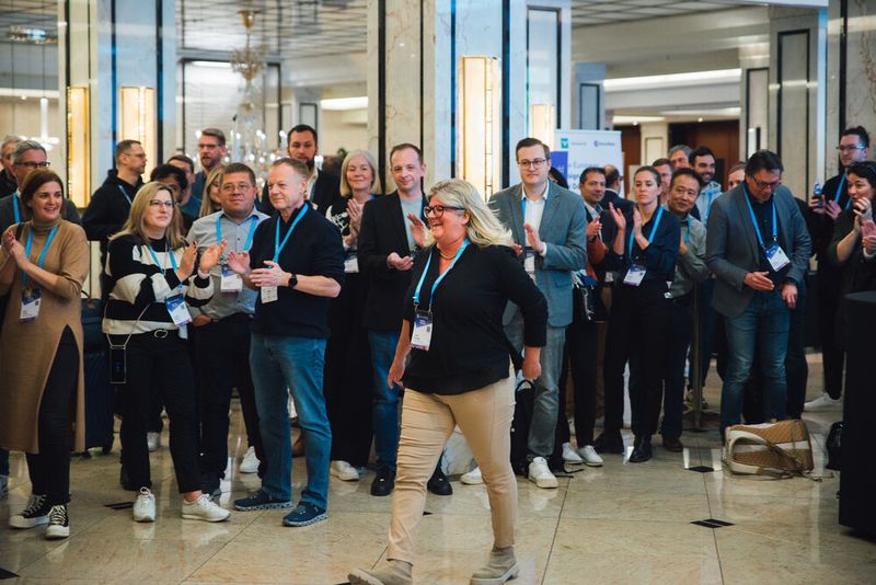 Auf der diesjährigen Docuworld gab es auch etwas zu gewinnen. Die Gäste warteten gespannt auf die Auslosung.  (Bild: Docuware)