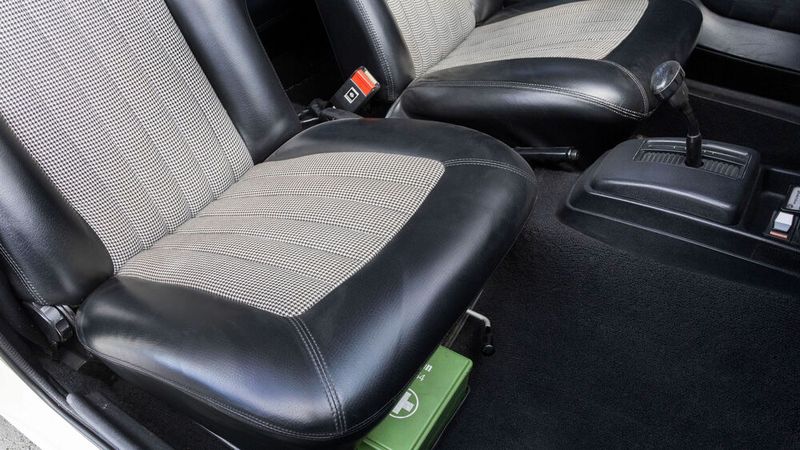 Auf der Mittelkonsole, vor dem Automatik-Wahlhebel, sitzt die Anzeige des sogenannten Bordwarn-Systems: Wenn beispielsweise etwas mit dem Öldruck, dem Batterie-Ladezustand oder den Bremsen nicht stimmt, dann leuchtet hier eine LED auf. (Bild: Opel)