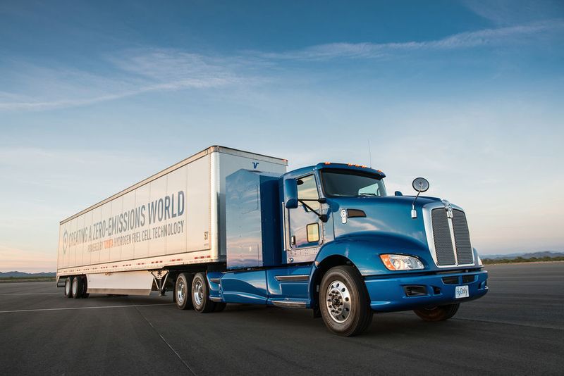320 Kilometer weit soll der Lkw mit einer Ladung Wasserstoff kommen. (Toyota)