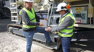Aus quadratischen Schamottsteinen wird ein gleichmäßiges Schüttgut mit 40/45 mm Durchmesser. (Bild: Daniel Elke, Metso Germany)
