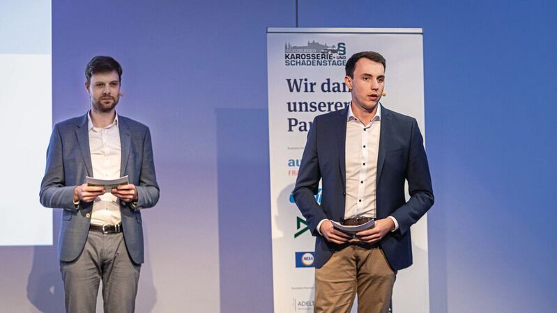 Lars Worring (l.) und Nils Voskuhl von der PPG Deutschland Sales & Service GmbH brachten den Teilnehmern der Würzburger Karosserie- und Schadenstage das Thema  Nachhaltigkeit näher.