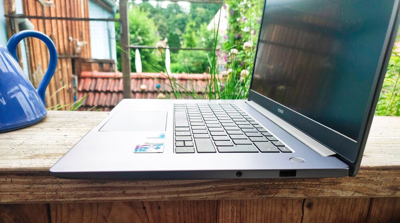 Der USB-A-Port auf der rechten Seite des Honor-Notebooks unterstützt nur USB 2.0. (Bild: Vogel IT-Medien)