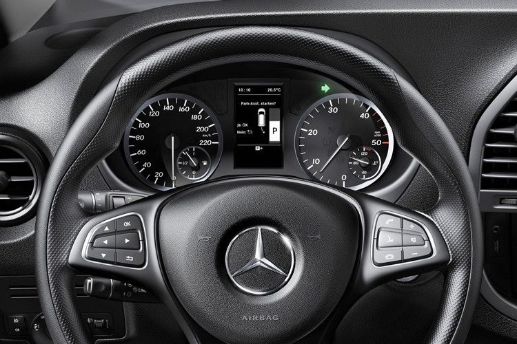 ... doch das Cockpit des Vito strahlt trotzdem mercedes-typische Souveränität aus. (Mercedes)