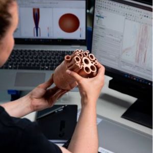 Auch die Verbrennung von Wasserstoff kann durch den 3D-Druck optimiert werden. Hier schaut man auf die Oberseite eines additiv gefertigten Brennerkopfes mit integrierten Kühlkanälen, fein verzweigten Systemen zur Gasvermischung und strömungsoptimierenden Leitelementen.(Bild:  RWTH Aachen DAP)