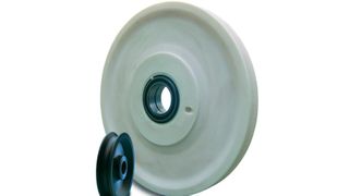 Licharz präsentiert auf der bauma 2016 unter anderen auch seine robusten Kunststoff-Produkte aus dem Guss-Polyamid Linnotam. Im Bild sind Seilrollen zu sehen, wie sie etwa bei Kranen zum Einsatz kommen. Sie punkten laut Hersteller mit ihrem geringen Gewicht, ihrer Laufruhe und der seilschonenden Elastizität. (Bild: Licharz)