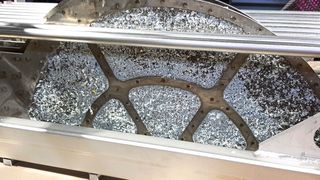 Mit Kunststoffrückständen, hier rPET, verschmutzter Filter. Dieser befindet sich gerade System Vacuclean von Schwing Technologies. In wenigen Stunden wird er fast so gut aussehen als wäre er neu. Insgesamt acht mit rPET-verschmutzte Metallfilter finden im individuell angepassten Beladekorb Platz, so der Hersteller.  (Schwing Technologies)