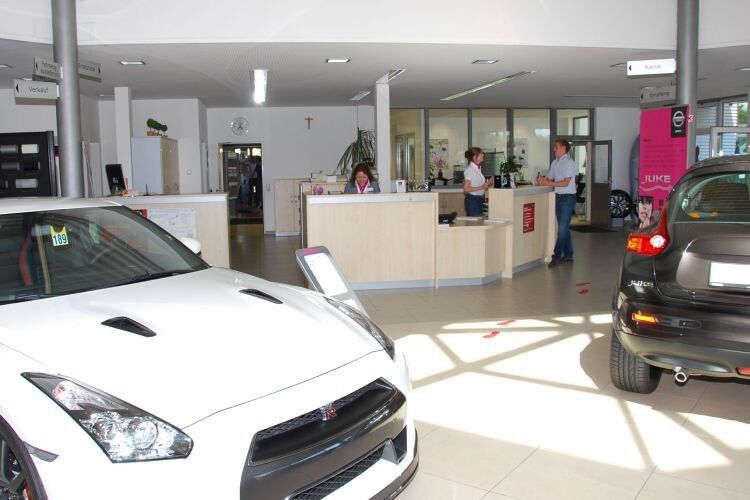 Der Weg der Autohausbesucher führt direkt zur Infotheke. (Foto: Rubbel)