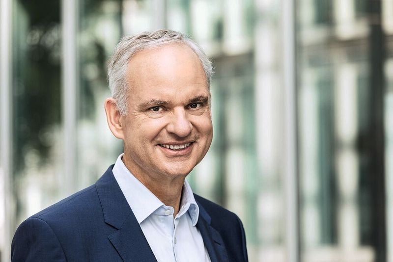 Der Aufsichtsrat von Innogy hat Johannes Teyssen, Vorstandsvorsitzender von Eon, zum Vorsitzenden des Gremiums gewählt. Teyssen löst Erhard Schipporeit ab, der nach der Übernahme von Innogy durch Eon zusammen mit den weiteren Vertretern der Anteilseigner im Aufsichtsrat sein Mandat niedergelegt hatte. (Innogy)