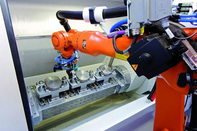 Bild 2: Der Roboter be- und entlädt hauptzeitparallel, zuverlässig und fehlerfrei. (Archiv: Vogel Business Media)