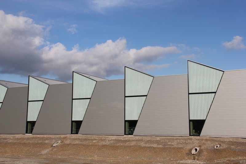 Glaselemente in der Fassade greifen die Dreiecksform des Shaddachs wieder auf. (Bild: Itasse)