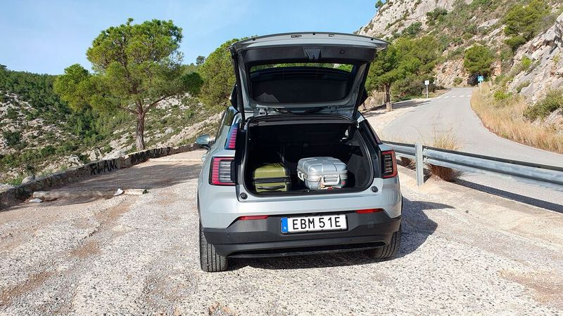 Der Kofferraum ist mit einem Fassungsvermögen von 318 Litern kein Raumwunder – was aber mit Blick auf die Größe des Fahrzeugs auch nicht überrascht. Was in den Kofferraum passt, ... (Bild: Mauritz – VCG)