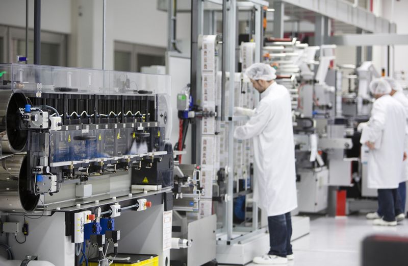 An der Laminationsmaschine werden die verschiedenen Schciten des neuen Personalausweises zusammengeführt. Es handelt sich also nicht um eine fertige Polykarbonat-Karten, die bedruckt wird, sondern die Karte selbst entsteht erst im Produktionsprozess ... (Archiv: Vogel Business Media)