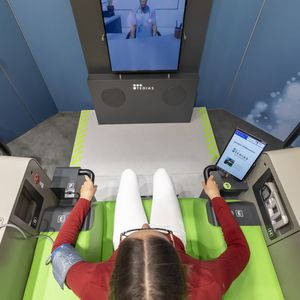 ... bei dem die unmittelbare Anwesenheit von medizinischem Personal nicht mehr erforderlich sein wird. Mit „TEDIAS“ sollen erstmals die Routineprozesse, die bei der medizinischen Aufnahme in eine Klinik durchlaufen werden, automatisiert und damit perspektivisch ohne medizinisches Personal durchgeführt werden.(Messe Düsseldorf, Constanze Tillmann)