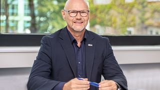 1 Dr. Carsten Fauhl-Hassek, Fach- gruppenleiter und kommissarischer Abteilungsleiter der Abteilung  Sicherheit in der Nahrungskette/ Fachgruppe Produktidentität,  Warenketten und Rückverfolgbarkeit  am Bundesinstitut für Risikobe- wertung (BfR), forscht und arbeitet  dort u. a. zur Authentizitätsprüfung  von Lebens- und Futtermitteln. (Bundesinstitut für Risikobewertung (BfR))