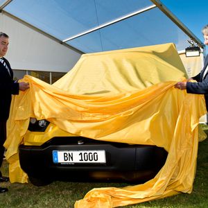 Jürgen Gerdes, Konzernvorstand Post, eCommerce-Parcel von Deutsche Post DHL Group, und Bundesumweltministerin Barbara Hendricks haben in Aachen den 1.000sten Streetscooter vorgestellt.(Bild:  Bundesumweltministerium/Michael Gottschalk)