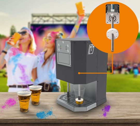 Das ist der Bierzapfroboter von Two One Beer aus Österreich. Damit der automatische Erfrischungsspender überhaupt entwickelt werden konnte, wurde auf Antriebstechnik der Dryspin-Serie von Igus zurückgegriffen. Lesen Sie hier, welche Hürden zu nehmen waren.(Bild:  Igus / Two One Beer)