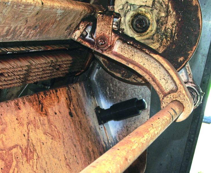 Aufgrund der Drehbewegung und zum Schutz der Kolbenstangen sind die Industriestoßdämpfer mit Bolzenvorlagerungen ausgestattet – einem wichtigen Zubehörteil zur Vermeidung von Leckagen des zylindrischen Stoßdämpferkorpus. (Bild: ACE)