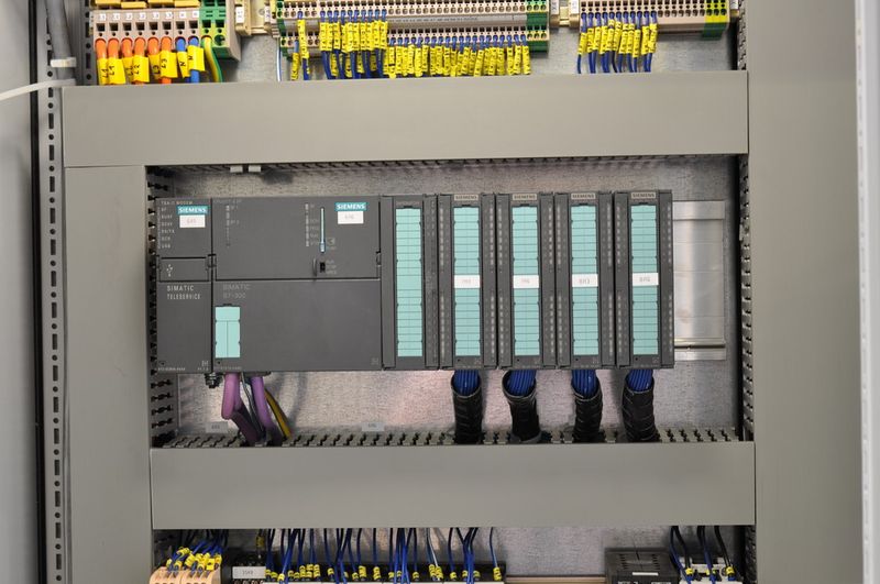 Für schnelle, harmonische Bewegungsführung und Koordination aller Maschinenteile sorgt eine Technologie-CPU.  (Bild: Siemens)